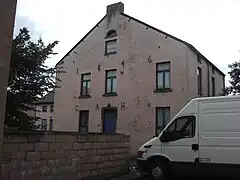 Bâtiment avec les ancres marquant la date 1846 et les initiales du constructeur.