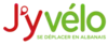 Logo en couleurs du service de location de vélos, composé des caractères « J'y » en rouge et « vélo » en vert, le tout accompagné de la mention « Se déplacer en Albanais » en capitales vertes en-dessous