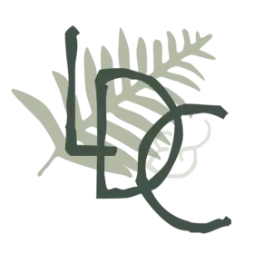 Lettres vertes « LDC » en diagonale sur une feuille de fougère vert claire.