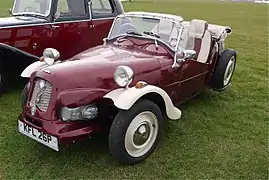 Une 2 CV Lomax (en) à trois roues.