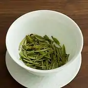 Feuilles de Long Jing (cueillette d'avant Qingming) après une première infusion dans une tasse gaiwan.