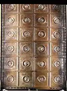 L'envers de la porte, avec des têtes de lions.