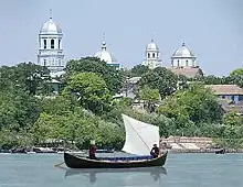 Une lotcă sous livarde devant Sarichioi en Roumanie.