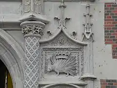 Arc en accolade (1498-1503, aile Louis XII, château de Blois).