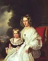 Huile sur toile représentant Louise assise dans un fauteuil rouge, portant une robe couleur perle et une large étole en mousseline, les cheveux coiffés en anglaises, enlaçant son fils Léopold, cheveux blonds, blouse bordeau à col en dentelles et pantalons blancs.