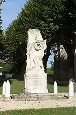 Le monument aux morts près de l'église (août 2011)