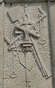 La face ouest, représentant les instruments de mesure du géomètre.