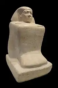 Statue cube, offrande du roi pour un employé. Abydos. V. 1790-1700. Calcaire H 45 cm12e dyn. Louvre-Lens