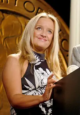 Lucy Davis interprète Hilda.