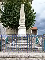Le monument aux morts près de la mairie