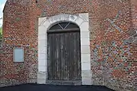 Le portail en pierre calcaire de style roman.