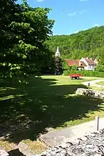 Vue plan d'ensemble du village et de l'église