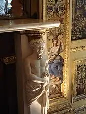 Montant de cheminée avec statue d'un diablotin.