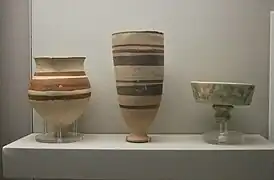 Coupes à boire de luxe de Mésopotamie du nord de l'âge du bronze récent, en céramique et faïence, provenant d'Assur, de Tell Brak et de Tell Rimah. British Museum.