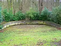 Ancien abreuvoir : situé vieux chemin de Paris, il daterait de 1736 et fut pavé et entouré de murs vers 1827. Unique point d'eau pouvant servir en cas d'incendie dans la ville.