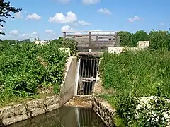 Pont sur l'Ysieux à l'endroit où le ruisseau quitte la commune de Luzarches (photo) pour celle de Chaumontel.