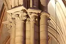 Chapiteau sculpté d'une colonne de la primatiale.