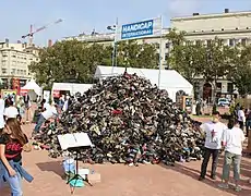 Pyramide de chaussures à Lyon en 2015.