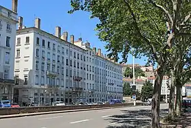 Le quai André-Lassagne et les immeubles Soufflot du XVIIIe siècle.