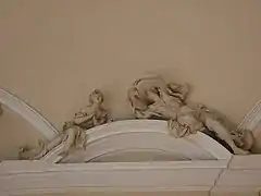 Sculptures de femmes avec un mouton.