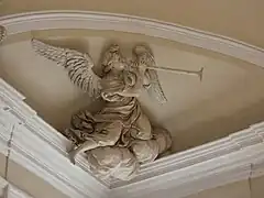 Ange soufflant dans une trompette.