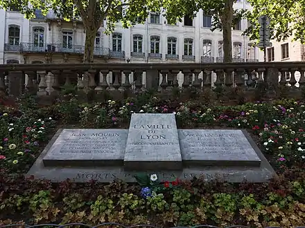 Monument à Jean Moulin et André Lassagne, place Tolozan.