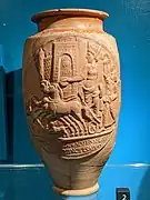 Triomphe de Vienne (déesse protectrice de la ville de Vienne). Céramique sigillée. IIe siècle. Lugdunum (musée)