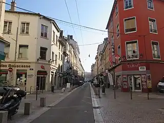 Grande rue de Vaiseavec le quai Arloing tout au bout