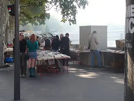 Bouquinistes sur le quai