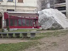 Le Gros Caillou sous un autre angle, et le café du même nom.