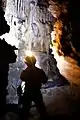 Homme debout dans une cavité souterraine