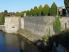 Fortifications de Mézières le long du 3e régiment du génie, la tour Milard avec ses bouches à feu.