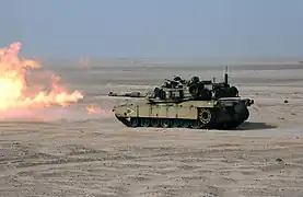 Tir d'un M1A1 du 13e corps expéditionnaire des Marines, lors d'un entraînement à munitions réelles.
