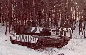 Un M1 de la 3e division d'infanterie camouflé dans un bois, lors d'un exercice à Hohenfels, en 1982.