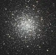 Image de M3 construite en utilisant les données en lumière visible et en infrarouge captées par le télescope spatial Hubble.