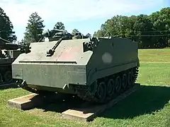 Photo couleur d'un véhicule blindé à chenille en exposition en extérieur