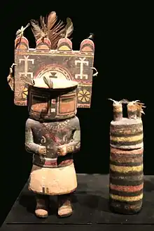 Poupées kachina Hopi. Bois, pigments, plumes,  : à g. H. 25, à d. H. 16 cm. États-Unis. 1850-1950