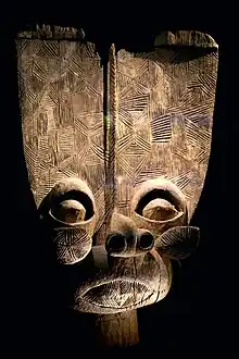 Masque dit batcham. Bamiléké. Bois, H. 98 cm. Cameroun. 1850-1950