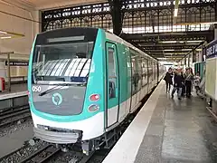 Une rame MF 01 de la ligne 5 à la station Gare d'Austerlitz (juin 2011).