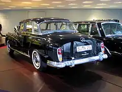 Glace de custode pouvant se baisser entièrement, Mercedes-Benz 300d.