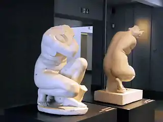 Les deux copies de l’Aphrodite accroupie de Doidalsas, au Palais Massimo alle Terme : à gauche, celle de la via Palermo et à droite, celle des thermes de la villa Hadriana,.
