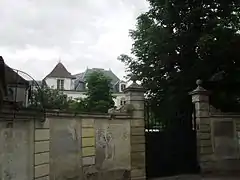 Le porche du château du Moustier.