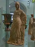 Un cratère (à gauche) et une tanagra (à droite).