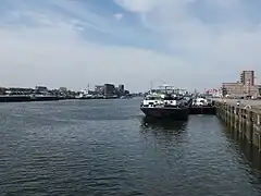 Bateau à quai sur le Maashaven.