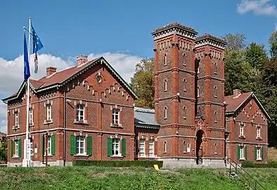 Bâtiment des machines de Bracquegnies. Une seule installation fournit de l'eau sous pression aux ascenseurs 2 et 3 espacés de 384 mètres. L'architecture avec les bandes lombardes est influencée par l'éclectisme.