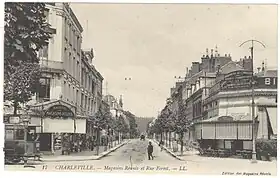 Carte postale représentant les Magasins réunis de Charleville, rue Forest.