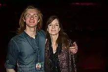 Photo d'un homme blond et d'une femme brune qui sourient.