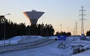 La Poikkimaantie devant le château d'eau de Maikkula.