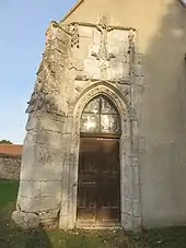 Porte de la chapelle seigneuriale.