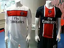 Maillots extérieur (blanc) et domicile (bleu) de 2011-2012.